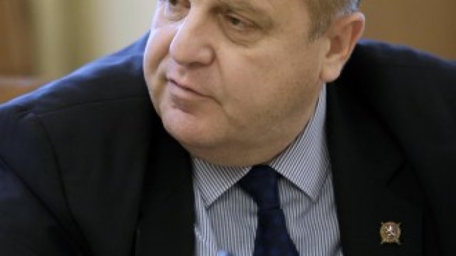 <p>
	Министърът на отбраната Красимир Каракачанов.&nbsp;<em>Снимка: Боби Тошев, БГНЕС</em></p>
