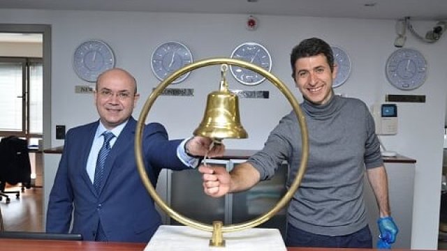 <p>
	Маню Моравенов, изпълнителен директор на БФБ, и Даниел Томов, изпълнителен директор на дружеството. <em>Снимка: БФБ</em></p>
