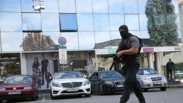 <p>
	Сградата на бул. Джеймс Баучер 83-85, където прокуратурата провежда акция в офиси на фирмите &quot;Винпром Карнобат&quot;, &quot;СИС Индустрийс&quot; и &quot;Топаз мел&quot;.<em> <span lang="bg-BG">Снимка: БТА</span></em></p>
<p>
	&nbsp;</p>
