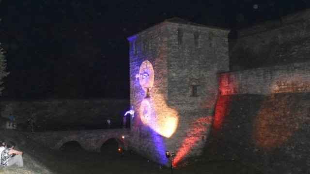 <p>
	<span lang="bg-BG">В края на август за</span> първи път крепостта &bdquo;Баба Вида&ldquo; стана сцена на въздушна акробатика по време на двудневния средновековния фестивал &ldquo;БъдинЪ&rdquo; 2018 г. <em><span lang="bg-BG">Снимка: БТА</span></em></p>
<p>
	&nbsp;</p>
