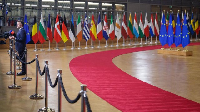 Президентът на Франция Еманюел Макрон дава пресконференция, след като участието му в срещата на върха на лидерите на ЕС приключи. Снимка: EPA/OLIVIER MATTHYS