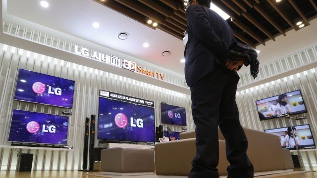 <p style="text-align: justify;">
	За периода LG реализира по-високи продажби на своите LCD телевизори в развитите страни. <em>Снимка: Ройтерс</em></p>

