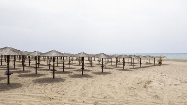 <p>
	Плаж в курорта Неа Ираклия, Халкидики. <em>Снимка:&nbsp;Konstantinos Tsakalidis/Bloomberg</em></p>

