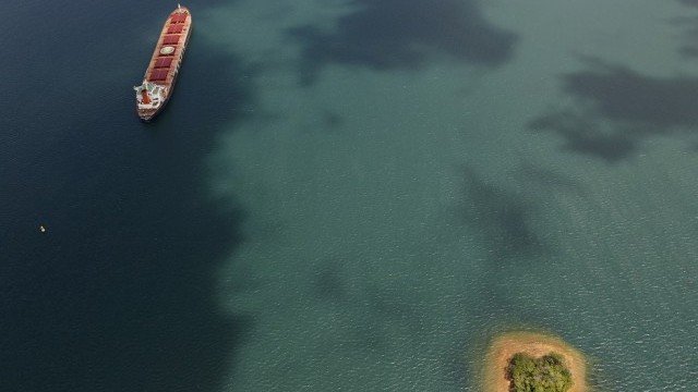 <p>
	Карго кораб се доближава до Панамския канал. <em>Снимка: Ройтерс</em></p>
