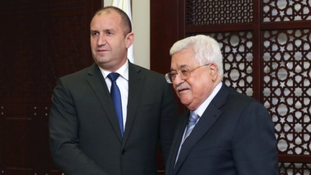 <p>
	Румен Радев и Махмуд Абас. <em>Снимка: БТА</em></p>
