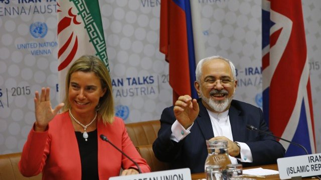 <p>
	Еврокомисарят по външната политика Федерика Могерини и иранският външен министър Мохамад Джавад Зафир <em>Снимка: Ройтерс</em></p>
