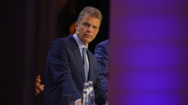 <p>
	Зевинг по време на конференцията. Снимка:&nbsp;&nbsp;Alex Kraus/Bloomberg</p>

