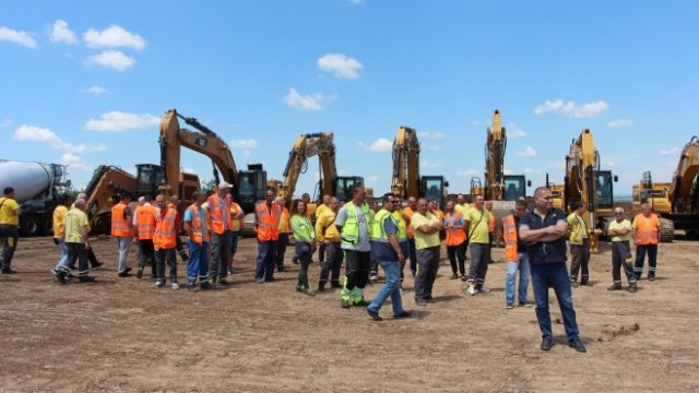 <p>
	Министърът на регионалното развитие Виолета Комитова инспектира в началото на юни строителството на магистрала &bdquo;Хемус&ldquo;. <em>Снимка: БГНЕС</em></p>
