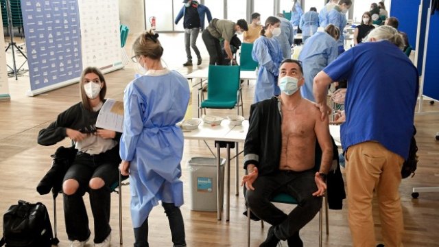 <p>
	Ваксинация в Германия. <em>Снимка:&nbsp;&nbsp;EPA/SASCHA STEINBACH</em></p>
