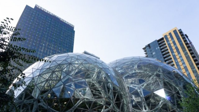 <p>
	Сферите на Amazon в центъра на Сиатъл. <em>Снимка:&nbsp;Chloe Collyer/Bloomberg</em></p>
