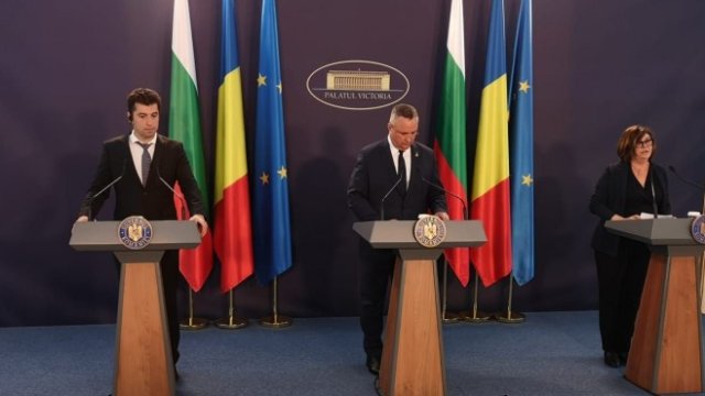 <p>
	Премиерът на България Кирил Петков (вляво) и премиерът на Румъния Николае Чука (вдясно) по време на съвместната им пресконференция в Букурещ. <em>Снимка: Министерски съвет</em></p>
