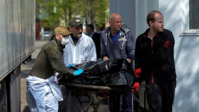 <p>
	Експерти от Франция работят на терен по ексхумация на тела от открития масов гроб в Буча, Украйна, заедно с техни украински колеги. <em>Снимка: EPA/ANDRII NESTERENKO</em></p>
