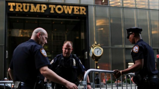 <p>
	<em>Полицаи от Ню Йорк поставят ограждения заради протестите срещу политиката на Доналд Тръмп. Снимка: Ройтерс</em></p>
