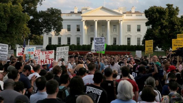 <p>
	Протести срещу позицията на Доналд Тръмп пред Белия дом. <em>Снимка: Ройтерс</em></p>
