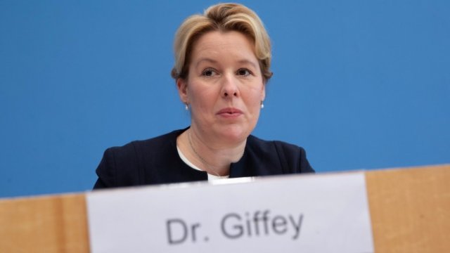 <p>
	Титлата &quot;Доктор&quot; скоро ще отпадне от изписването на името на министъра. <em>Снимка: EPA/HAYOUNG JEON</em></p>
