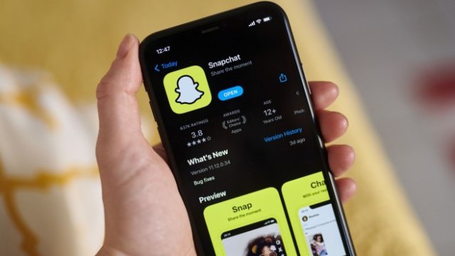 <p>
	Приложението Snapchat на смартфон в Сейнт Томас, САЩ, в петък, 29 януари 2021 г. <em>Снимка: Gabby Jones, Copyright: &copy; 2021 Bloomberg Finance LP</em></p>
