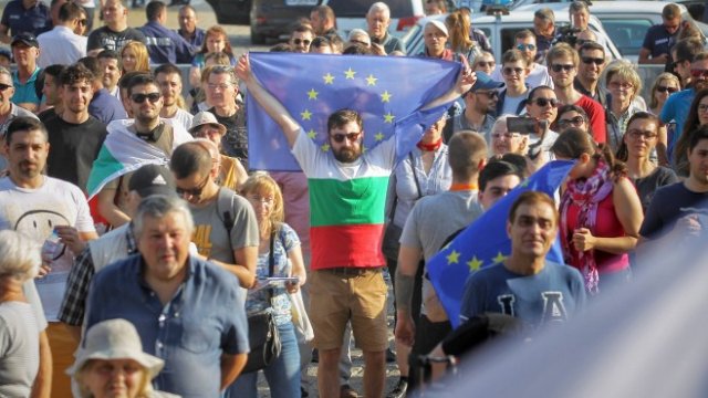 <p>
	Протестиращ в подкрепа на кабинета Петков със знаме на ЕС. <em>Снимка: Димитър Кьосемарлиев, Investor Media Group</em></p>
