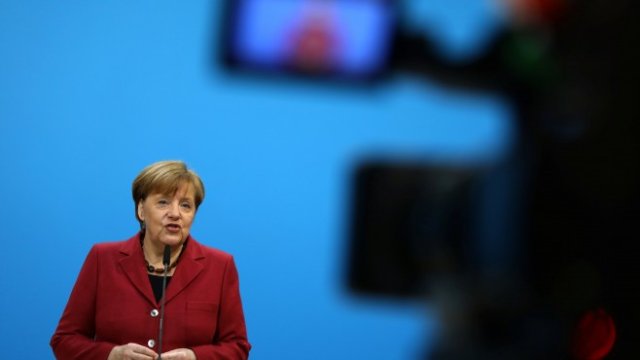 <p>
	Меркел говори пред журналисти преди началото на преговорите. <em>Снимка: Ройтерс</em></p>
