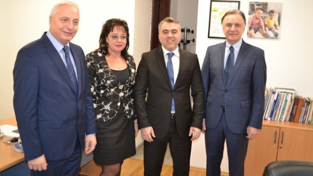 <p>
	Председателят на българската Сметна палата Цветан Цветков, генералният одитор на Хърватия Иван Клешич (вдясно), изпълняващият длъжността главен държавен ревизор на Република Македония Насер Адеми (втори отдясно наляво) и Паулина Станоева, програмен директор от Делегацията на ЕС в Македония. <em>Снимка: Сметна палата</em></p>
