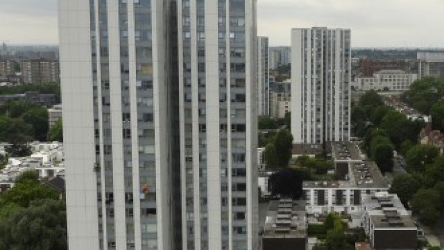 <p>
	Жилищни сгради в Лондон.&nbsp;<em>Снимка: Архив Ройтерс</em></p>
