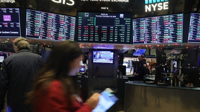 <p>
	Подът на Нюйоркската фондова борса. <em>Снимка: gettyimages</em></p>
