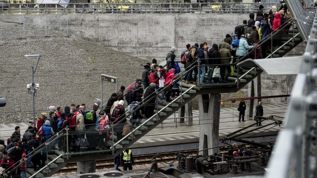 <p>
	Шведски полицаи организират опашка на бежанци, пристигащи в Малмьо. <em>Снимка: Ройтерс</em></p>
