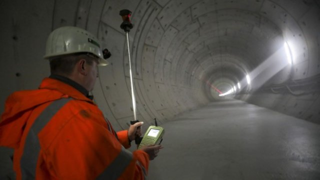 <p>
	Трудно е да се измери колко има още до края на тунела.<em> Снимка: Bloomberg</em></p>
