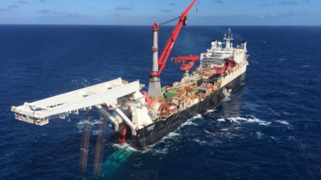 <p>
	<em>Полагането на тръбите на &quot;Северен поток 2&quot;. Снимка: &quot;Газпром&quot;</em></p>
