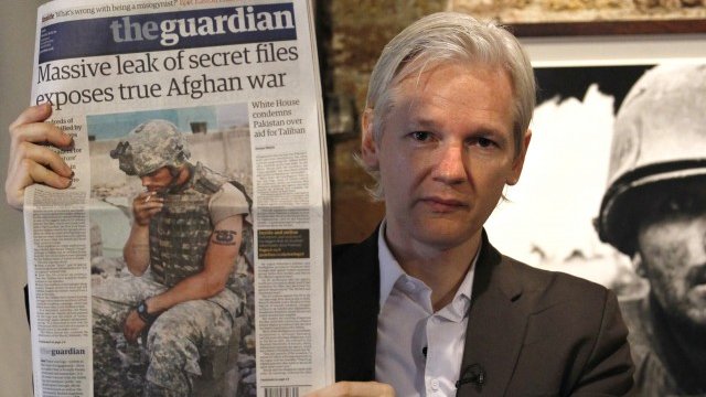 <p>
	И Асанж се довери на&nbsp;Guardian. <em>Снимка: Ройтерс</em></p>
