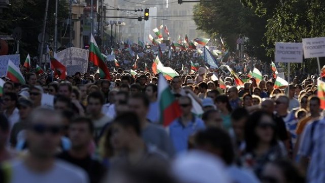 <p>
	<em>Пети ден не стихват протестите в столицата. Снимка: Reuters</em></p>
