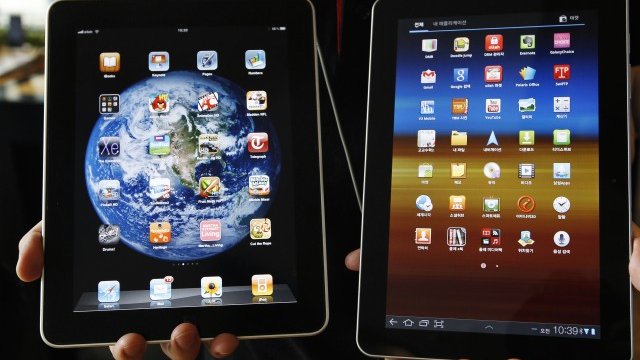 <p>
	Двата таблета изглеждат поразително еднакво.<em> Снимка: Ройтерс</em></p>
