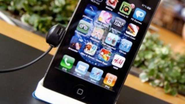 <p>
	Все още не е ясно кога наследникът на iPhone 4 ще се появи на пазара. <em>Снимка: Ройтерс</em></p>
