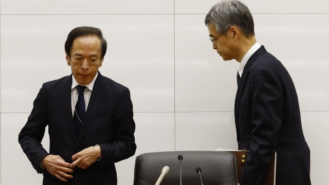 Гуверньорът на ЯЦБ Казуо Уеда (вляво) и Риозо Химино, заместник-управител на регулатора, (вдясно) по време на пресконференция в Токио. Снимка: Kim Kyung-Hoon/Reuters/Bloomberg