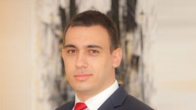 <p>
	Симеон Тодоров, инвестиционен консултант в Експат Асет Мениджмънт. <em>Снимка: Експат</em></p>
