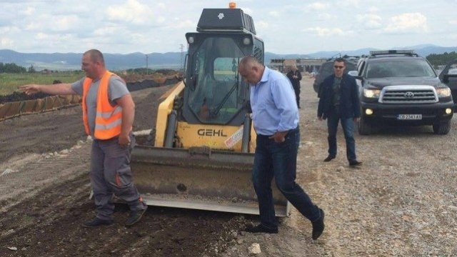 <p>
	Премиерът инспектира Северната скоростна тангента. <em>Снимка: Фейсбук</em></p>
