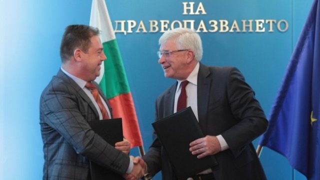 <p>
	<em>Министърът на здравеопазването Кирил Ананиев (вдясно) и </em><em>председателят на БЛС д-р Иван Маджаров. Снимка: Димитър Кьосемарлиев, Investor Media Group</em></p>
