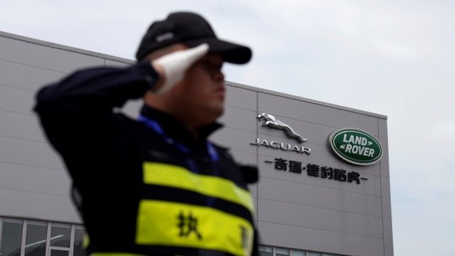 <p>
	Служител по сигурността на пост във фабрика на Chery Jaguar Land Rover в Китай. <em>Снимка: архив Ройтерс&nbsp;</em></p>
