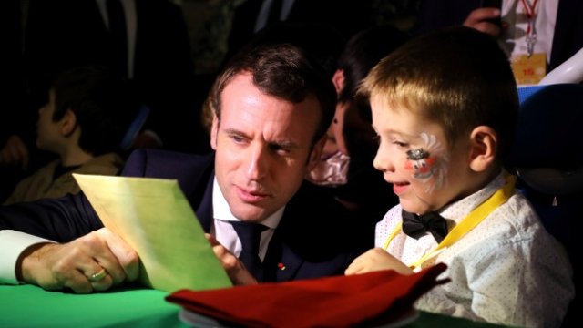<p>
	Френският президент Еманюел Макрон разговаря с гост по време на Коледно парти за децата на служителите на Елисейския дворец в Париж. <em>Снимка: Ройтерс</em></p>
