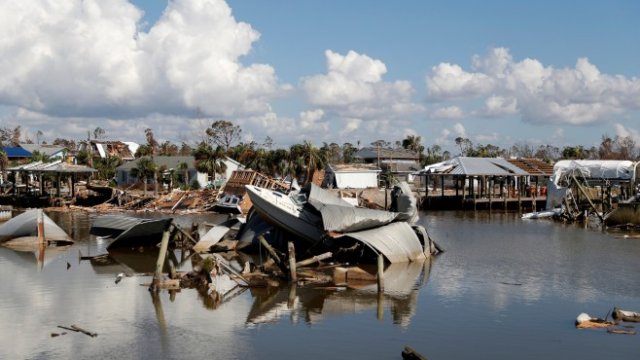 <p>
	Щети, причинени от уриган във Флорида. <em>Снимка: архив Ройтерс</em></p>
