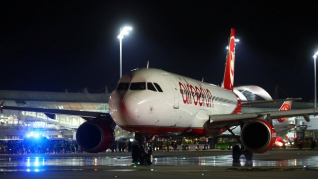 <p>
	Самолет AB6210, последният полет, управляван от неплатежоспособния превозвач Air Berlin, напуска международното летище на Мюнхен на 27-и октомври 2017 г. <em>Снимка: архив Ройтерс</em></p>
