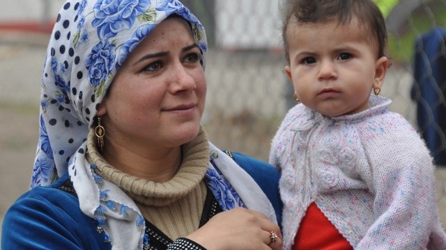 <p>
	Малък брой бежанци, получили статут в България, търсят работа чрез бюрата по труда. <em>Снимка: БТА</em></p>
