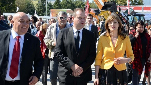 <p>
	Екатерина Захариева разгледа Международния технически панаир в Пловдив. <em>Снимка: БТА</em></p>
