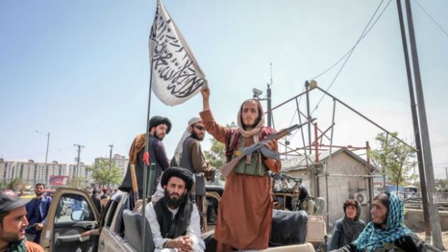 <p>
	Бойци на талибаните на пост в Кабул.<em> Снимка: EPA/STRINGER</em></p>
