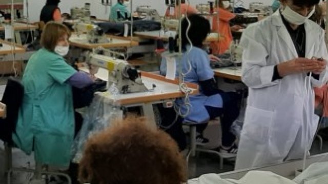 <p>
	Завод във Враца за производство на предпазни маски и облекла.<em> Снимка: БГНЕС</em></p>
