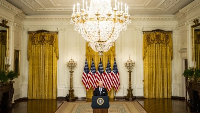 <p>
	Джо Байдън по време на изказване в Белия дом. <em>Снимка: Bloomberg L.P.</em></p>
