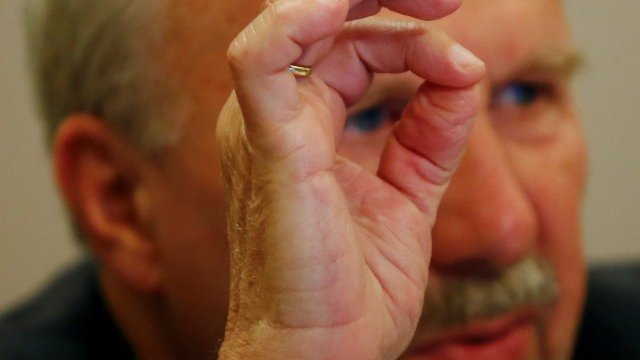 <p>
	Гуверньорът на&nbsp;OeNB Евалд Новотни сякаш показва нагледно слабия ръст на австрийската икономика. <em>Снимка: Ройтерс</em></p>
