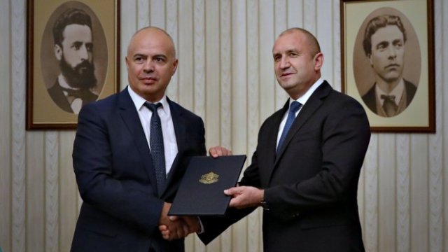 <p>
	Румен Радев връчи мандат за правителство на парламентарната група на &bdquo;БСП за България&ldquo;.<em>&nbsp;Снимка: БГНЕС</em></p>
