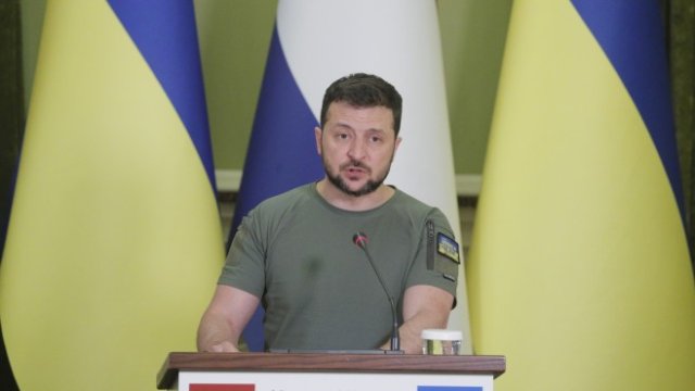 <p>
	Володмир Зеленски по време на пресконференция в средата на юли. <em>Снимка:&nbsp;&nbsp;EPA/SERGEY DOLZHENKO</em></p>
