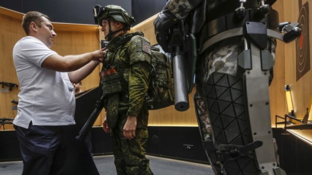 <p>
	<em>Снаряжение, разработено от &quot;Ростех&quot;. Снимка: EPA/SERGEI ILNITSKY</em></p>
