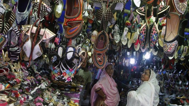 <p>
	Ще отнемат ли международните вериги очарованието на ориенталския пазар? <em>Снимка: Архив Ройтерс</em></p>
